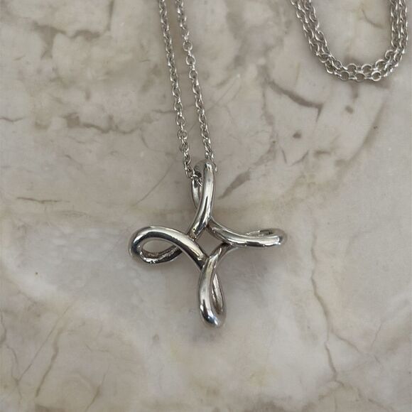Tiffany & Co. Elsa Peretti Infinity Cross Small Sterling Silver - Picture 4 of 10